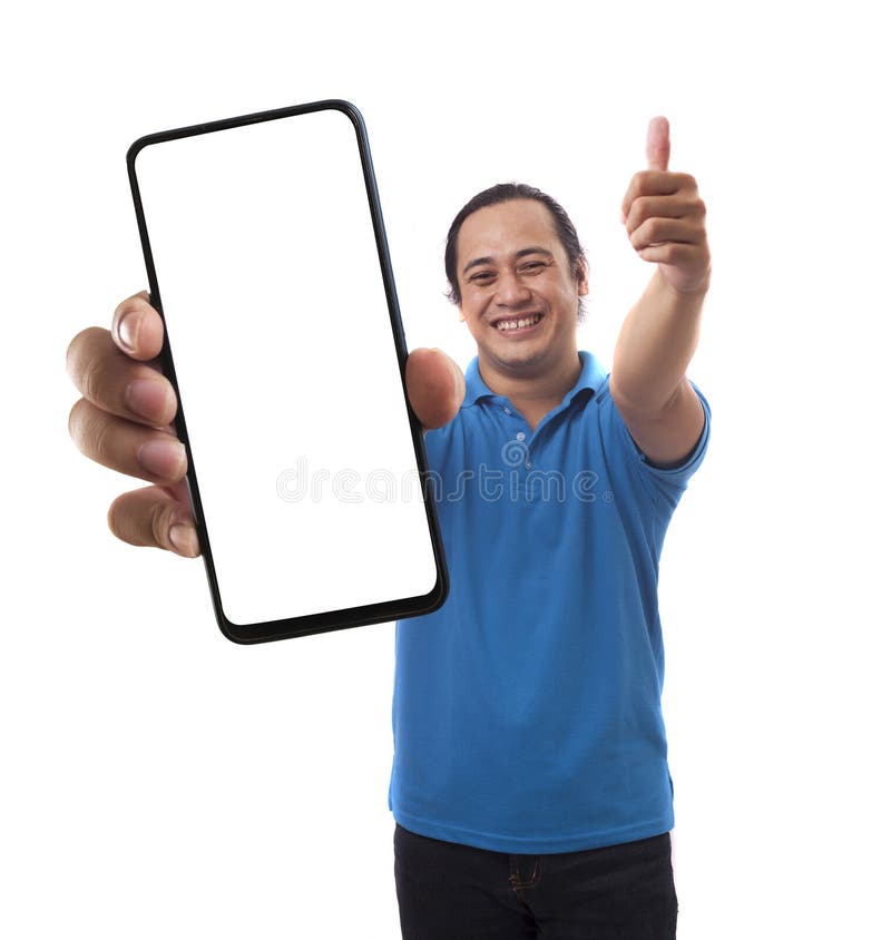 Un hombre asiático mirando a una cámara sonriendo y mostrando una plantilla de imitación de un teléfono con copia blanca vacía foto de archivo