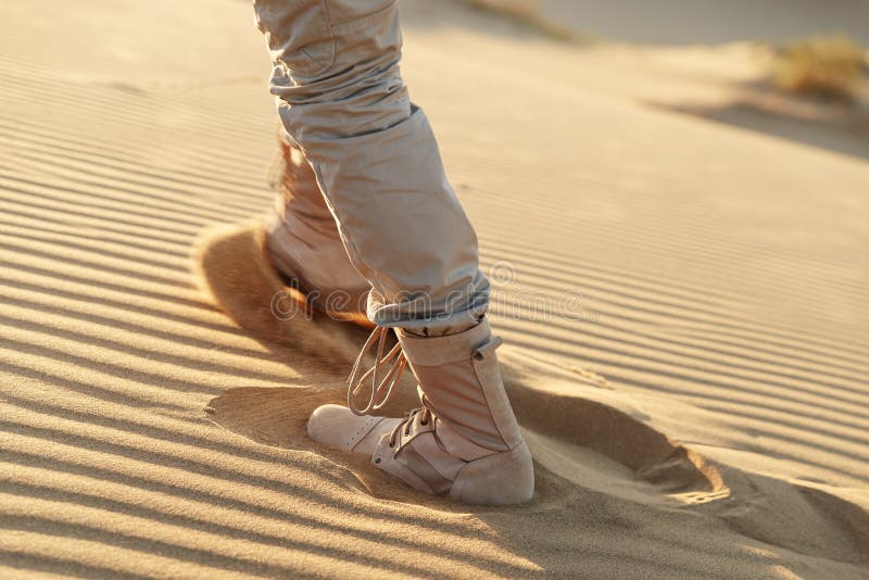 Un Hombre Con Ropa Beige Y Botas Con Cremallera Se Sienta En El Desierto  Foto de archivo - Imagen de desierto, exterior: 208893534