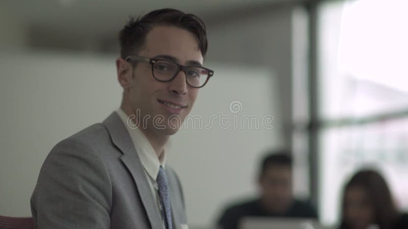 Un hombre caucásico profesional en Grey Suit Looks Into Camera (1 de 3) almacen de metraje de vídeo