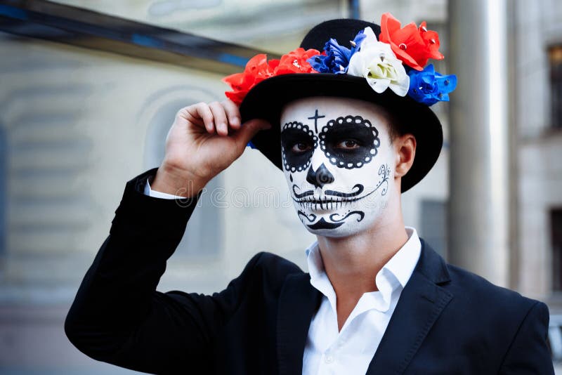 Un Hombre Con Una Cara Pintada De Un Esqueleto, Zombi Muerto, En La Ciudad Durante El Día Día De Todas Las Almas, Día De Los Muer Imagen de archivo - Imagen de Un Hombre Con Una Cara Pintada De Un Esqueleto, Zombi Muerto, En La Ciudad Durante El Día Día De Todas Las Almas, Día De Los Muer Imagen de archivo - Imagen de