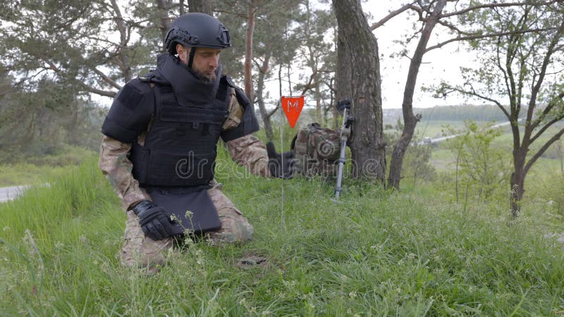 Un Hombre Con Uniforme Militar Y Un Chaleco Antibalas Trabaja En