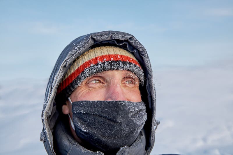 Un Hombre Congelado Con Ropa De Invierno Mira Muy Frío Foto de archivo -  Imagen de invierno, barbudo: 223533192