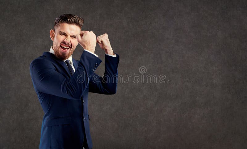 Un hombre de negocios joven con una barba disfruta de un éxito fotografía de archivo libre de regalías Un hombre de negocios joven con una barba disfruta de un éxito fotografía de archivo libre de regalías