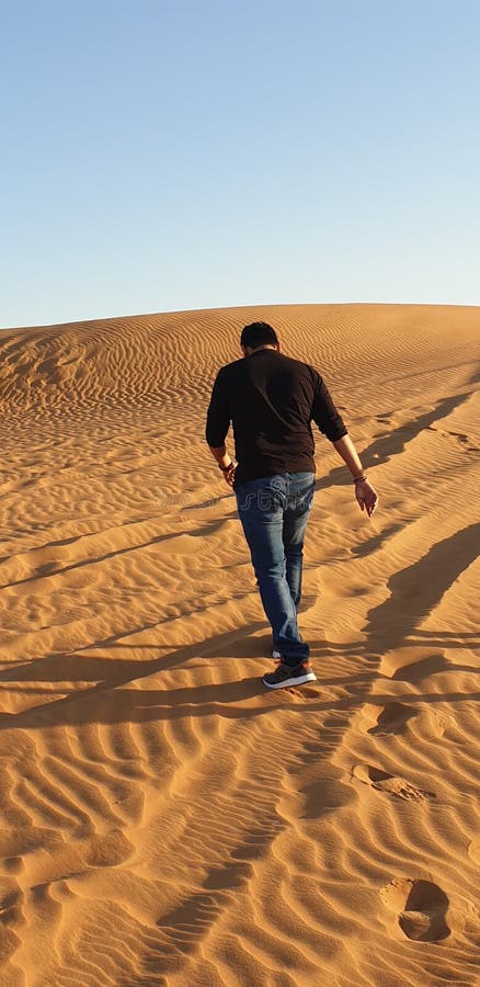 Un hombre en desierto imágenes de archivo libres de regalías Un hombre en desierto imágenes de archivo libres de regalías