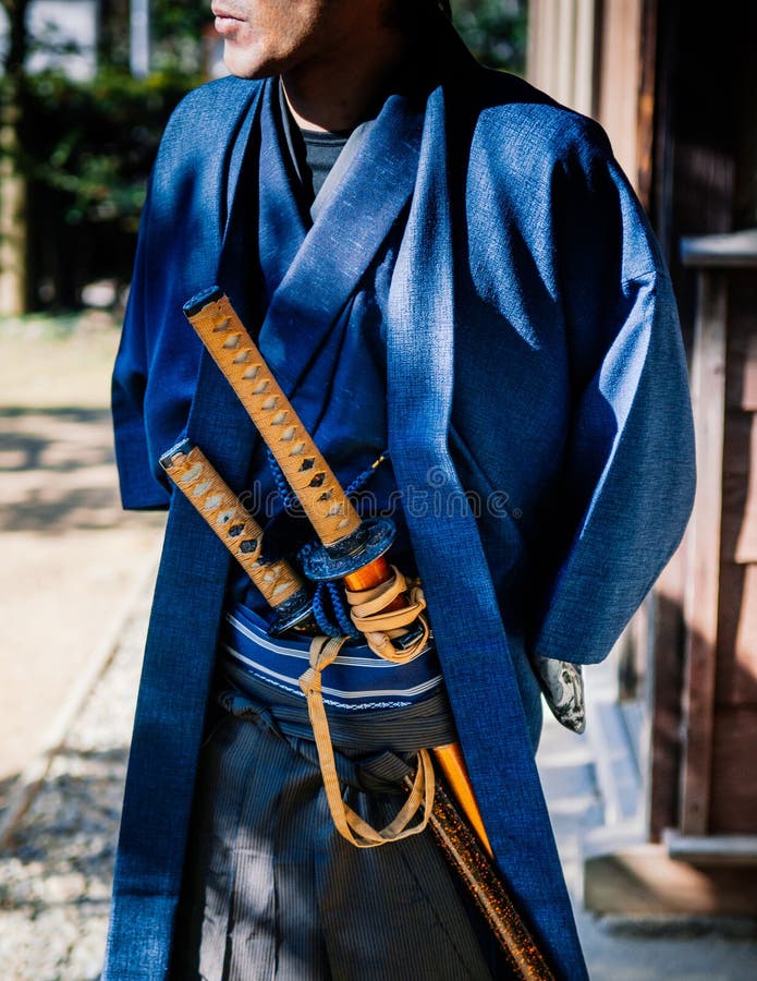 Hombre En Del Samurai Con La Espada De Katana Imagen de archivo de japonés, antigüedad: 115661789