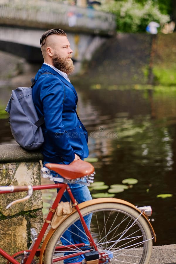 Un hombre en una bicicleta retra en un parque imagen de archivo Un hombre en una bicicleta retra en un parque imagen de archivo