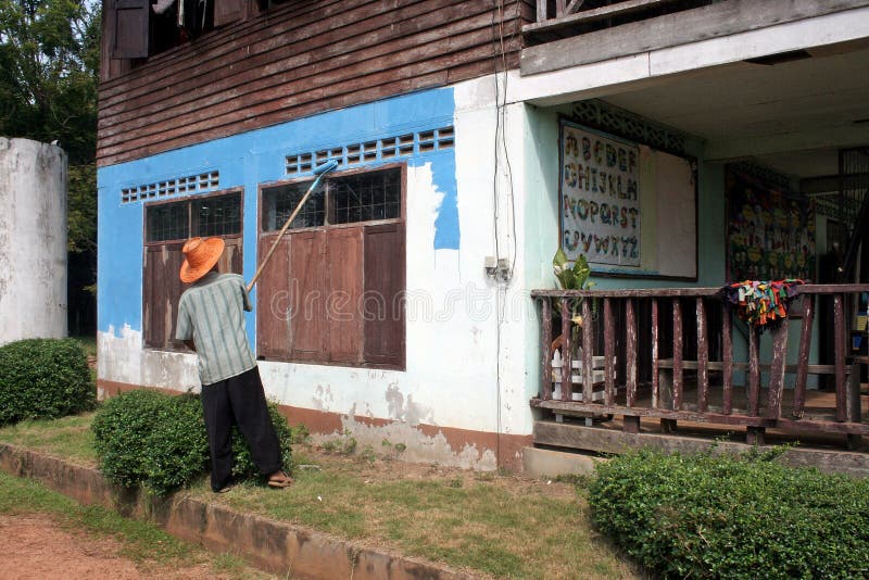 Un hombre está pintando en la pared foto de archivo Un hombre está pintando en la pared foto de archivo