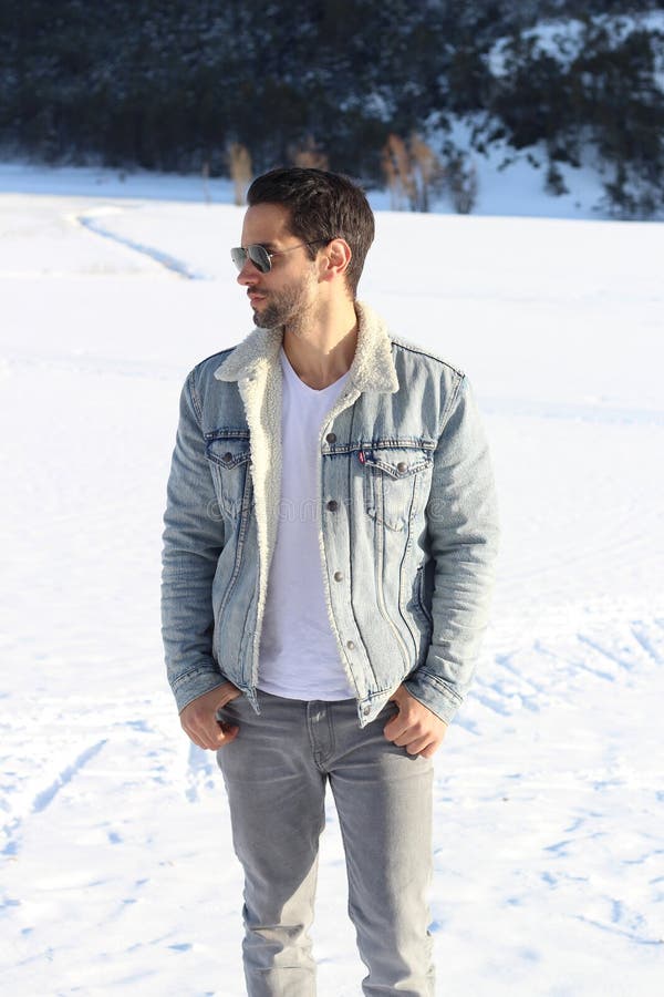 Un Hombre Hermoso De Pelo Oscuro Con Gafas De Sol Y Chaqueta De Jeans  Imagen de archivo - Imagen de sunglasses, manera: 220538843