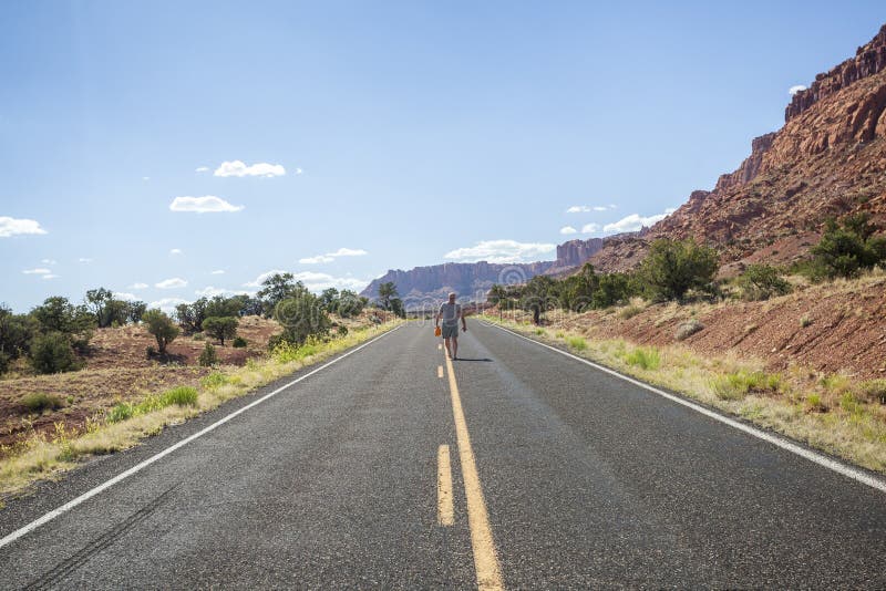 Un Hombre Que Camina En El Medio Del Camino En El Desierto De Utah Foto De Archivo Imagen De Utah Medio 128576366