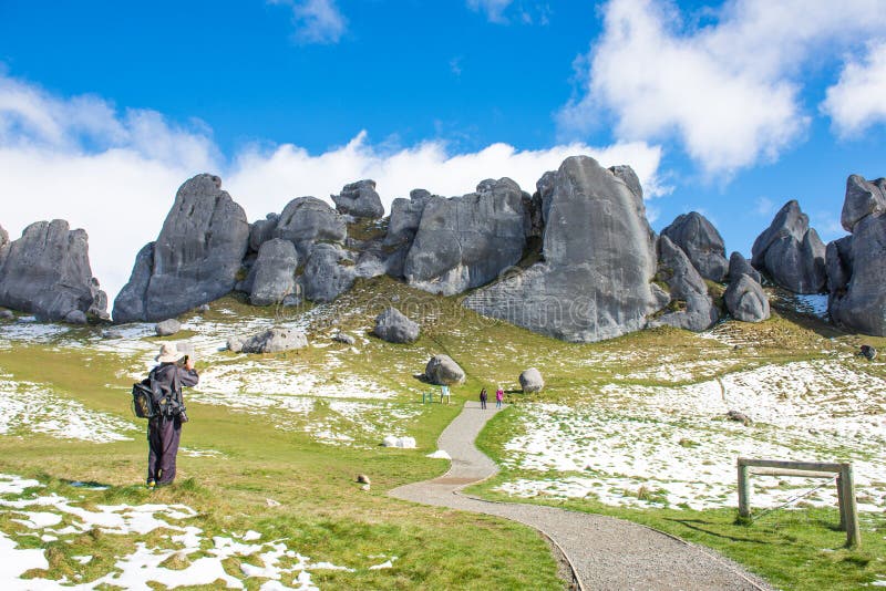 Un hombre que lleva la foto la colina del castillo, Nueva Zelanda imágenes de archivo libres de regalías Un hombre que lleva la foto la colina del castillo, Nueva Zelanda imágenes de archivo libres de regalías