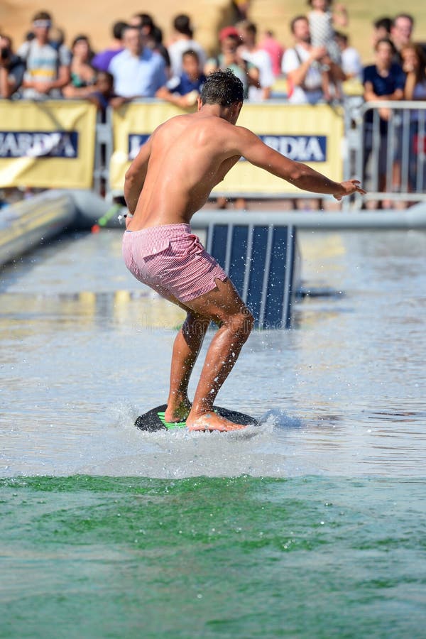 Un hombre que practica surf en una piscina en los juegos extremos de Barcelona de los deportes de LKXA imagen de archivo libre de regalías Un hombre que practica surf en una piscina en los juegos extremos de Barcelona de los deportes de LKXA imagen de archivo libre de regalías