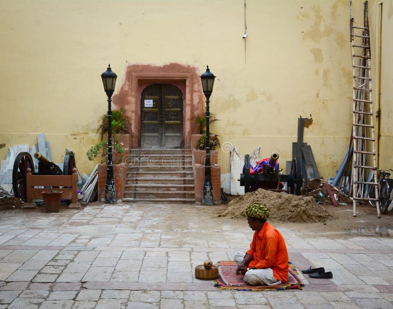 Un hombre que se sienta en la calle en Jaipur, la India foto de archivo Un hombre que se sienta en la calle en Jaipur, la India foto de archivo