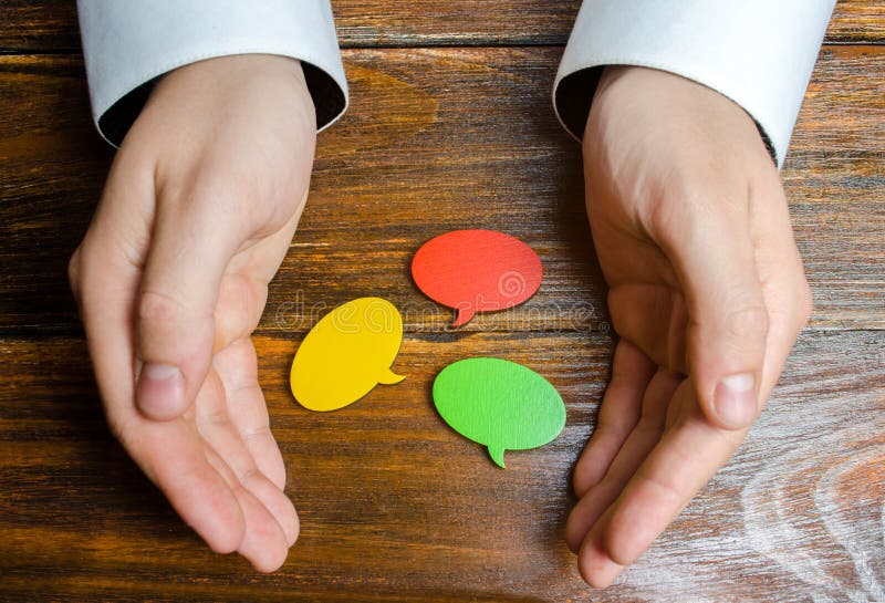 Un hombre recoge burbujas multicoloras del discurso en sus manos Escuche otras opiniones y puntos de vista, aceptando críticas imagenes de archivo Un hombre recoge burbujas multicoloras del discurso en sus manos Escuche otras opiniones y puntos de vista, aceptando críticas imagenes de archivo