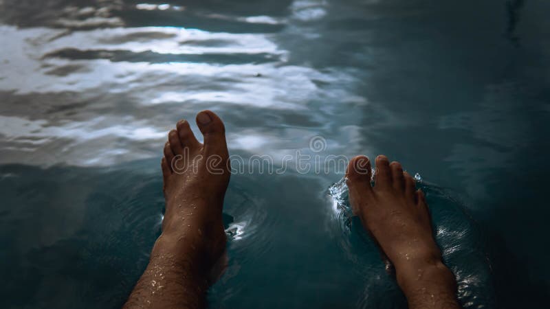 Hombre con gafas de pie en la piscina. El calor del verano, el agua  Fotografía de stock - Alamy