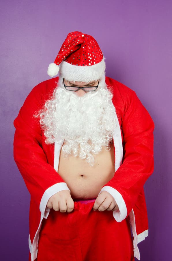 Un Hombre Vestido Como Papá Noel Preparación Para La Navidad Foto de  archivo - Imagen de hermoso, navidad: 114847528