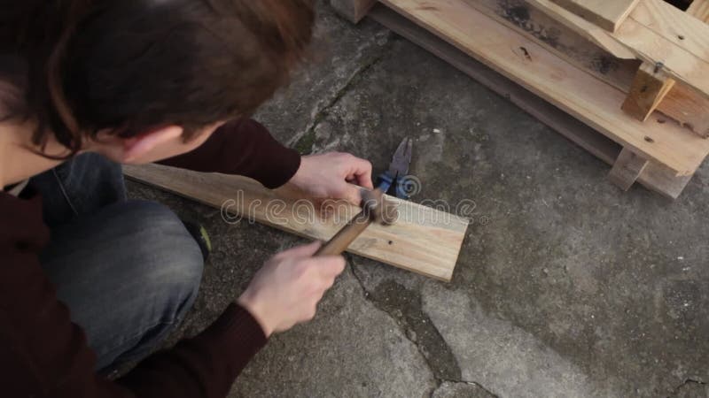 Un Homme Démonte Une Palette. Un Salon De Jardin à Palettes En Bois. Un  Homme Arrache Les Planches Pour Faire Une Table. Bricolage Clips Vidéos -  Vidéo du lumber, panneau: 215931123