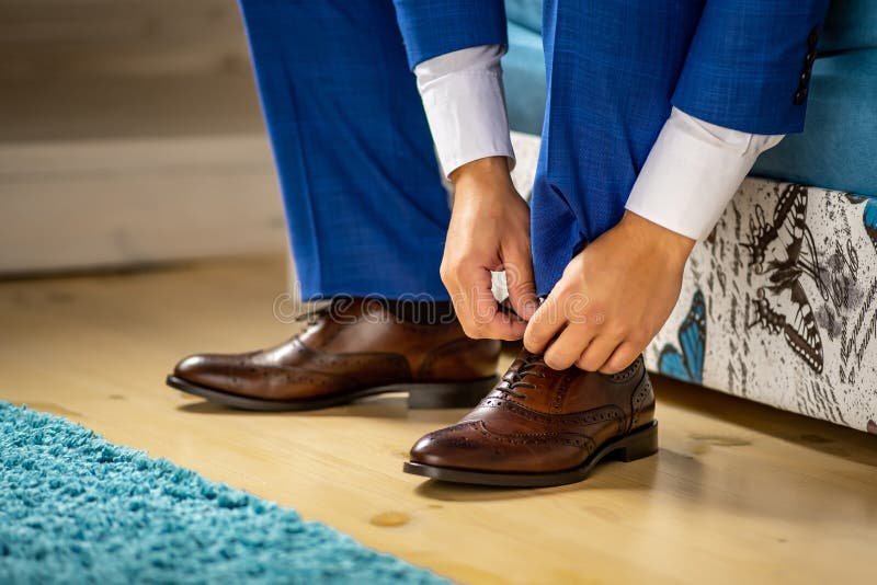 L'homme élégant Attache Des Lacets Sur Des Chaussures En Cuir