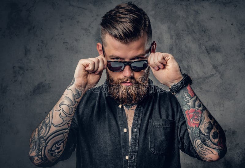 Trendy Hippie Homme Avec Le Tatouage Et Les Lunettes De Soleil . Bearded  Brutale Sexy Garçon Dans Des Lunettes De Couture Banque D'Images et Photos  Libres De Droits. Image 80871425