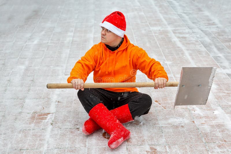 Un Homme Avec Une Pelle Pour Nettoyer La Neige Prêt à Combattre La Neige  Nettoyé Le Territoire Assis En Position De Lotus Dans Le Image stock -  Image du nettoyage, clair: 161669901