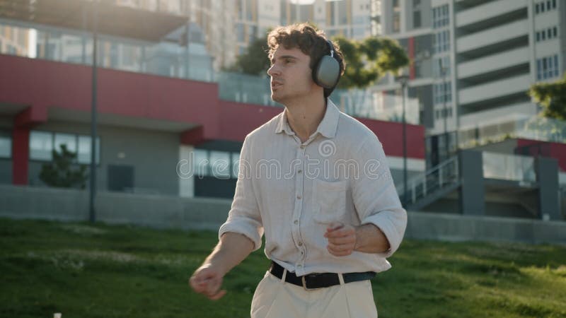 Un homme caucasien dansant écouter musique écouteurs écouteurs technologie plaisir week-end détente son homme en mouvement clips vidéos