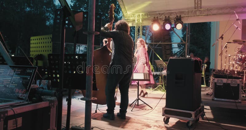 Un homme caucasien à un concert joue du jazz et du blues sur une contrebasse sans arc