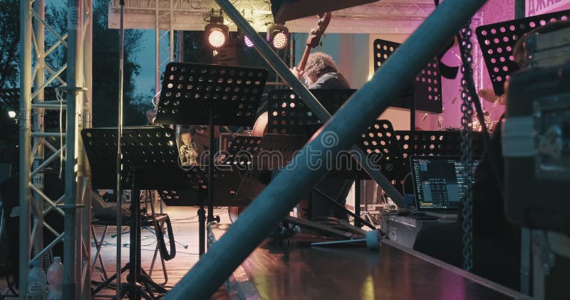 Un homme caucasien à un concert joue du jazz et du blues sur une contrebasse sans arc