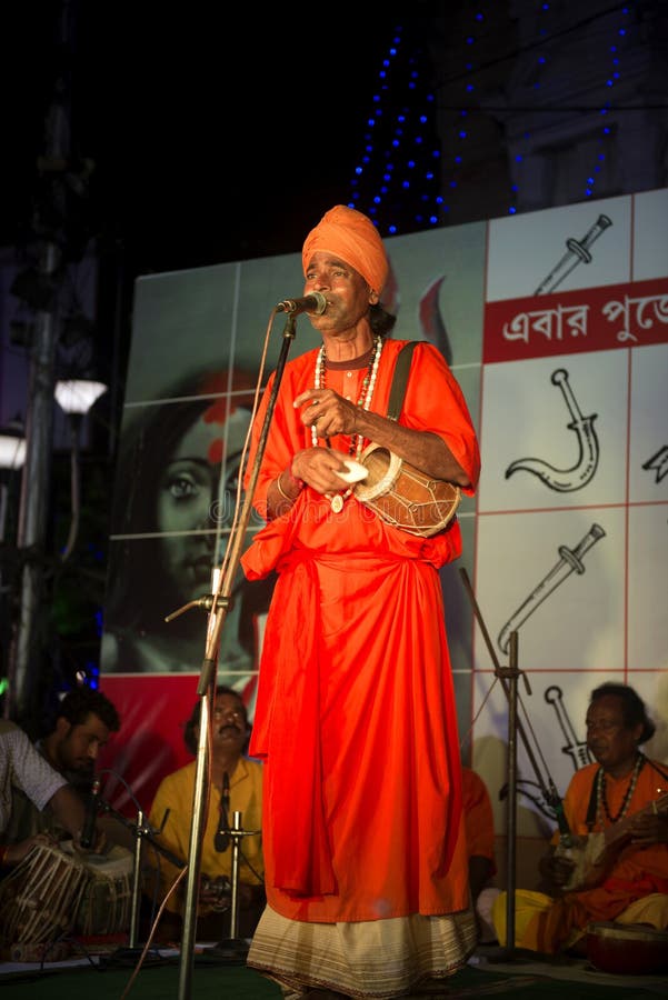 Un homme chantant la chanson religieuse chez Durga Festival, Kolkata image stock Un homme chantant la chanson religieuse chez Durga Festival, Kolkata image stock
