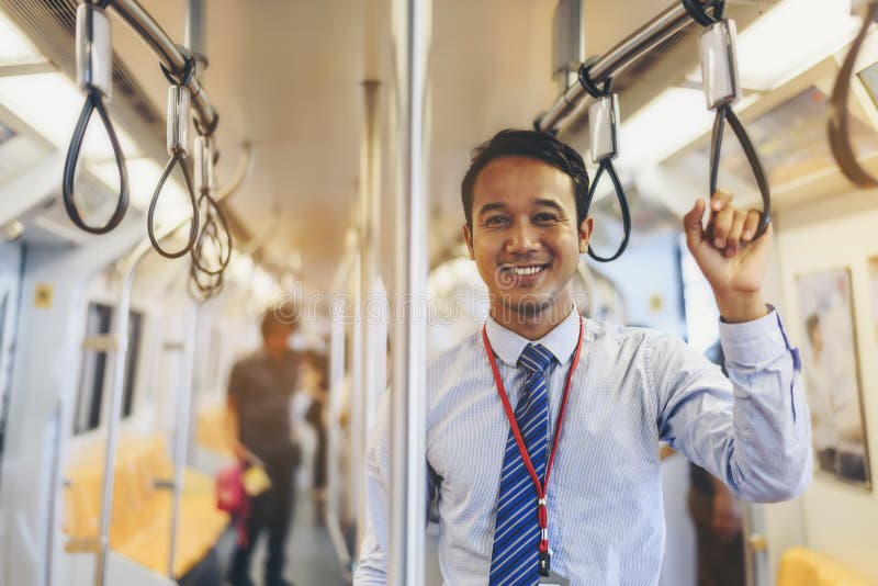 Un homme d'affaires asiatique voyage un train public image stock Un homme d'affaires asiatique voyage un train public image stock