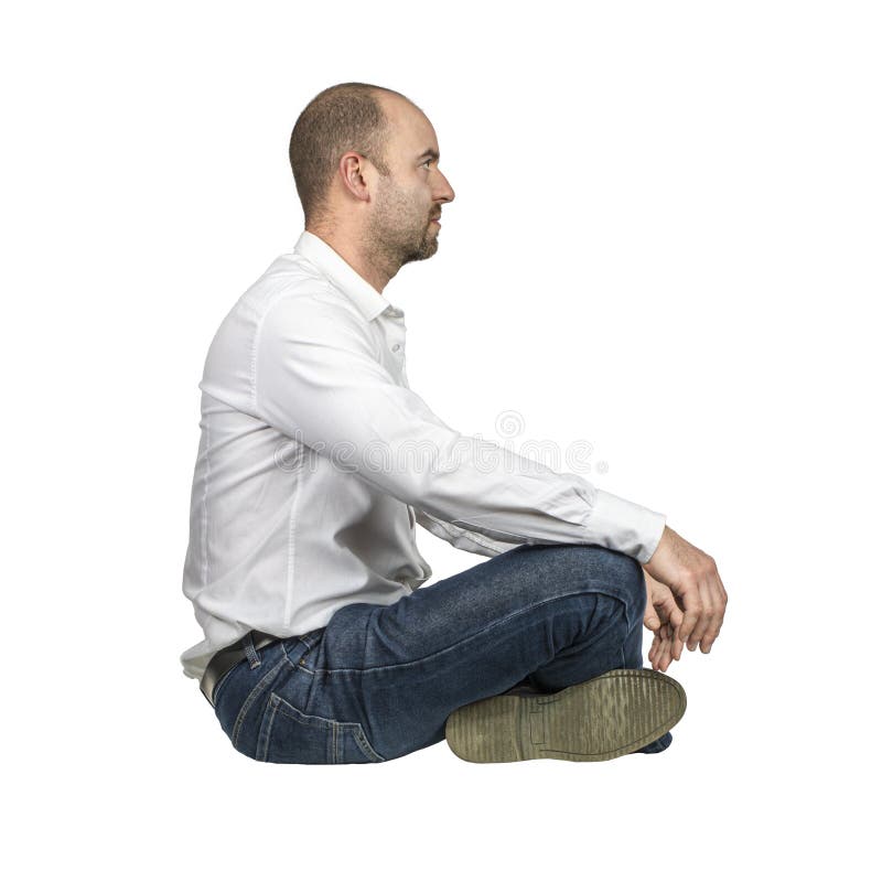 Un homme d'affaires assis à deux pattes