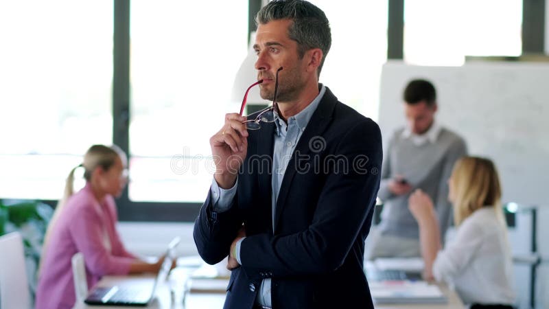Un homme d'affaires charmant qui cherche à se déplacer en pensant à la coworking Enfin, il regarde la caméra clips vidéos