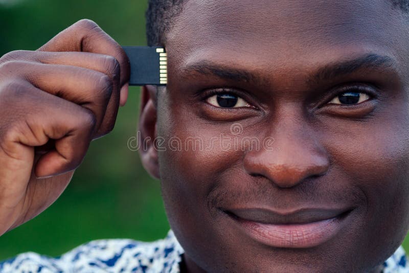 Un homme d'affaires hispanique noir afro-américain branchant la connexion USB flash memory stick à sa tête closeuse portrait photos stock Un homme d'affaires hispanique noir afro-américain branchant la connexion USB flash memory stick à sa tête closeuse portrait photos stock
