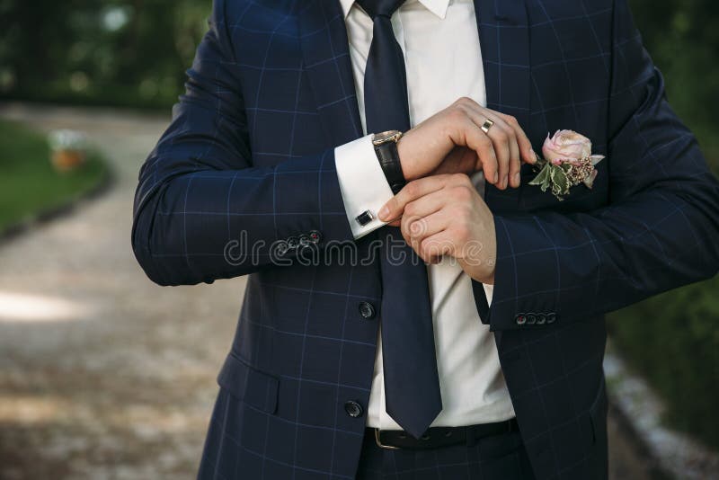 Un homme dans un costume, plan rapproché blanc de chemise d'un cadre cultivé L'homme d'affaires met dessus des boutons de manchet photographie stock Un homme dans un costume, plan rapproché blanc de chemise d'un cadre cultivé L'homme d'affaires met dessus des boutons de manchet photographie stock