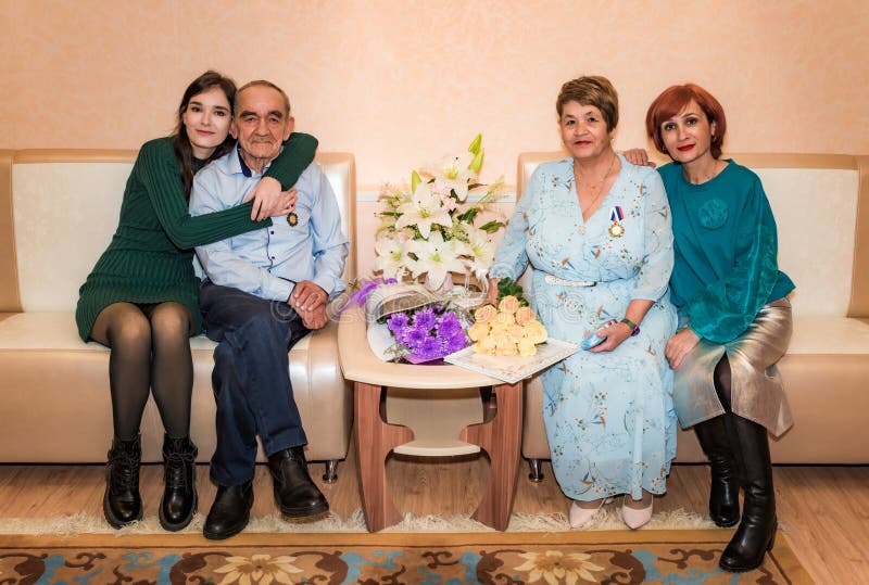Un homme de 76 ans et une femme de 71 ans célèbrent leur anniversaire de mariage d'or photos libres de droits