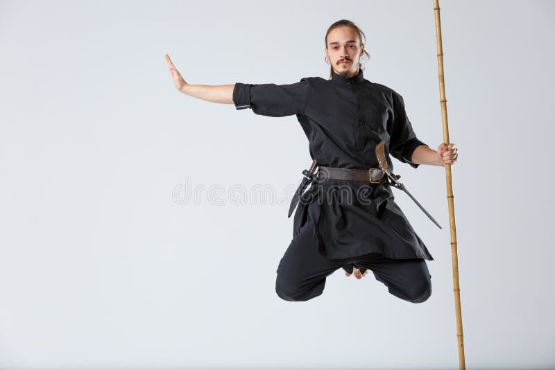 Un Homme De Ninja, Est Dans Un Kimono Noir Spécial, établit La Technique De  La Frappe Avec Un Bâton En Bambou De Combat Image stock - Image du adulte,  culture: 106320397