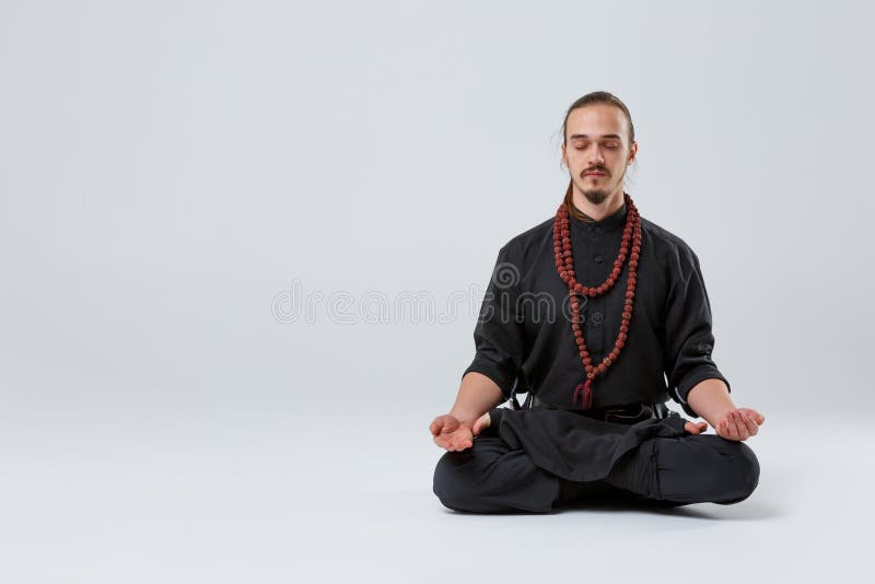 Un Homme De Ninja, Est Dans Un Kimono Noir Spécial, établit La Technique De  La Frappe Avec Un Bâton En Bambou De Combat Image stock - Image du adulte,  culture: 106320397