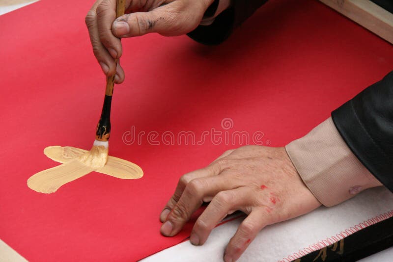 Un homme dessine une calligraphie chinoise (Vietnam)