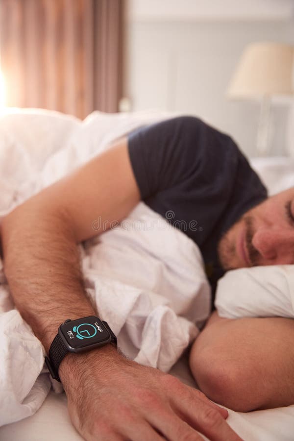 Un Homme Dort Au Lit Avec Un TÃ©lÃ©phone Mobile Sur La Table De Lit Photo  stock - Image du hommes, caucasien: 157270418