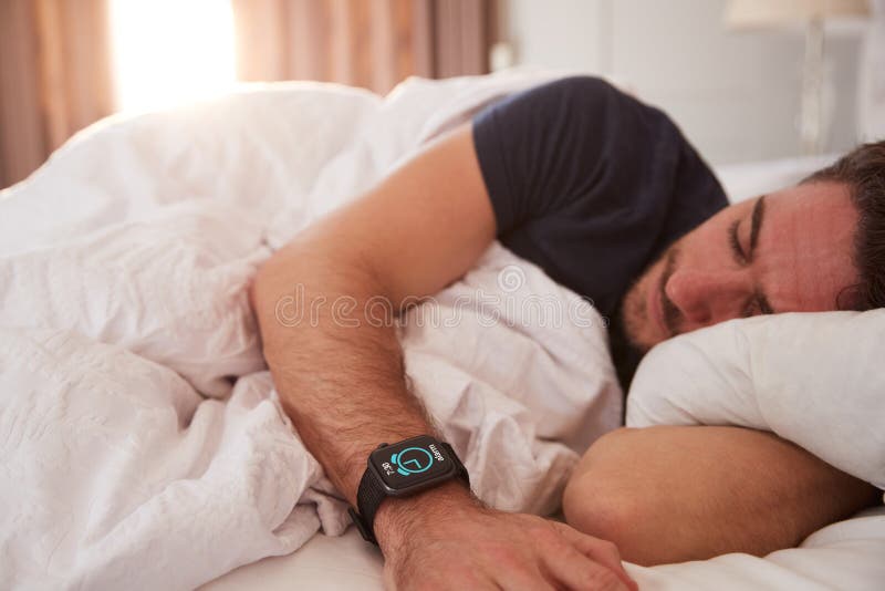 Un Homme Dort Au Lit Avec Un TÃ©lÃ©phone Mobile Sur La Table De Lit Photo  stock - Image du hommes, caucasien: 157270418