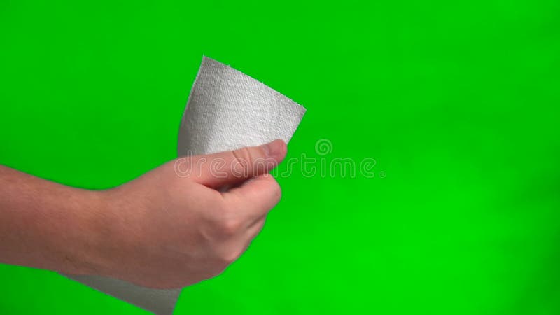 Un homme déchire un morceau de papier toilette massé avec ses mains