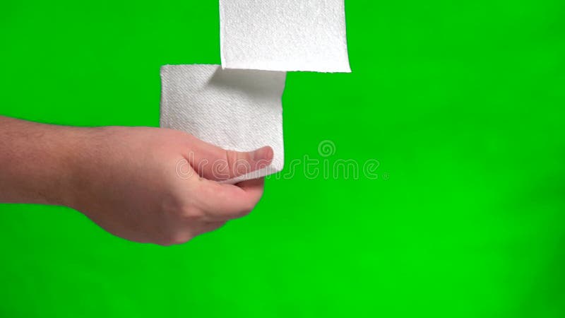 Un homme déchire un morceau de papier toilette massé avec ses mains