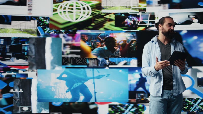 Un homme découvreur accueille une présentation en direct offrant un aperçu de l'innovation clips vidéos