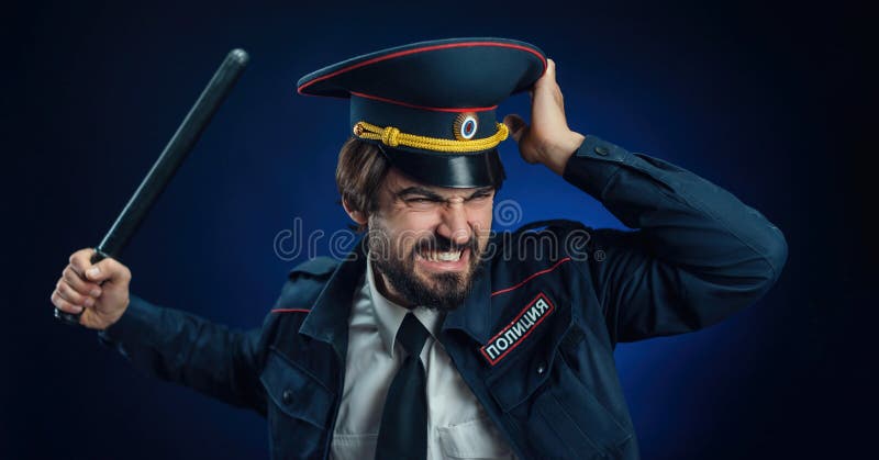 Un Homme En Uniforme De La Police Russe Avec Un Bâton. Traduction En Anglais  De Police Photo stock - Image du russie, personne: 207548720