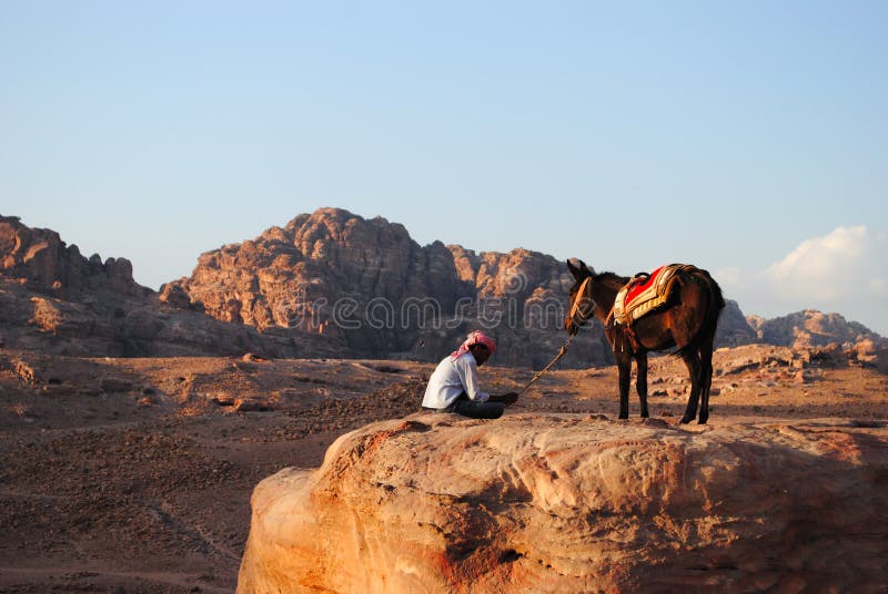 Un homme et son chameau dans PETRA, Jordanie image libre de droits Un homme et son chameau dans PETRA, Jordanie image libre de droits