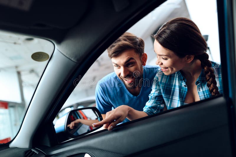 Un Homme Fait Un Cadeau - Une Voiture à Sa Femme.