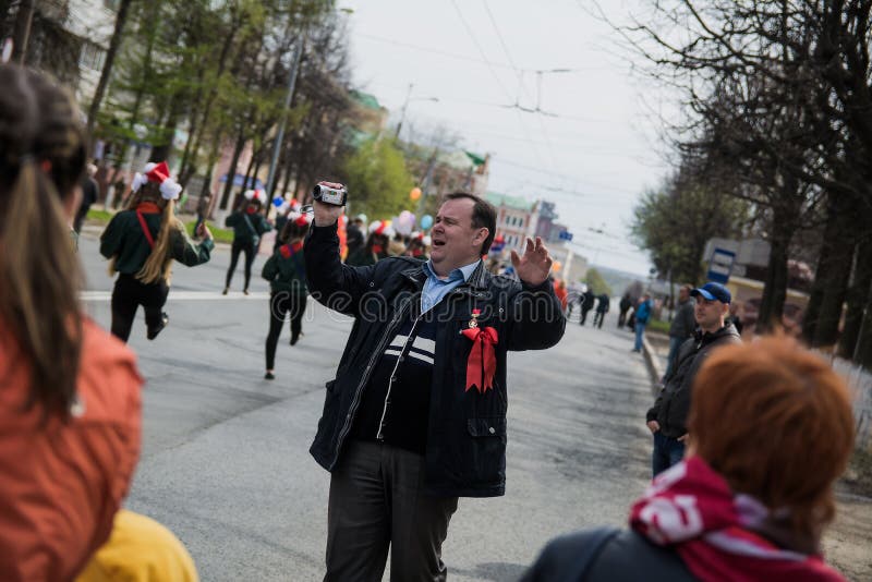Un homme gai à la démonstration de mayday image stock Un homme gai à la démonstration de mayday image stock