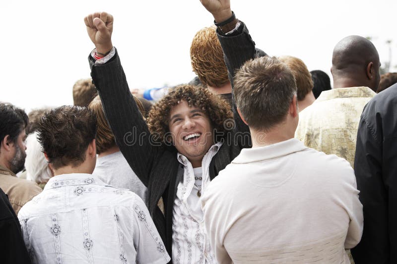Un homme heureux soulevant des mains image stock Un homme heureux soulevant des mains image stock
