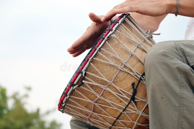 Instrument De Musique - Chant D'un Bol Himalayen La Cloche Qui Chante Tient La  Fille Dans La Main La Pratique Des Vibrations De G Image stock - Image du  bronze, main: 159429343