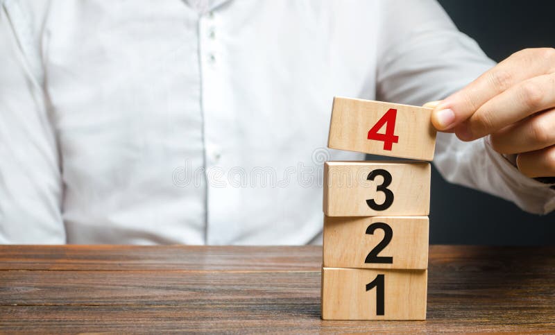Un homme met des blocs de bois numérotés l'un sur l'autre Autres éléments et conditions de mise en oeuvre Feuille de route contra images stock Un homme met des blocs de bois numérotés l'un sur l'autre Autres éléments et conditions de mise en oeuvre Feuille de route contra images stock