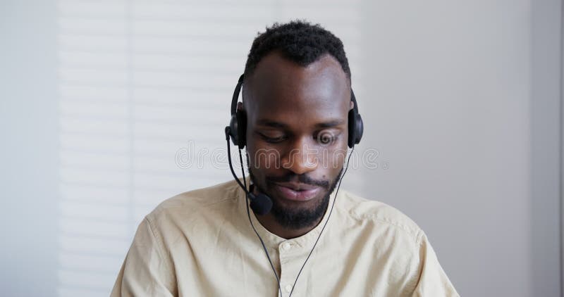 Un Homme Noir Avec Barbe Porte Casque Avec Un Microphone Sourire Parle  Closeup Banque De Vidéos - Vidéo du travail, fonctionnement: 223130382