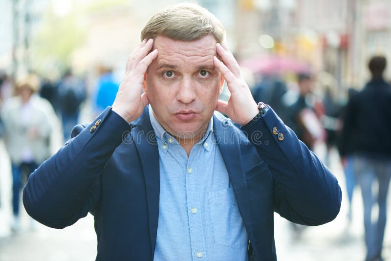 Un homme perplexe se tient dans la rue photos stock Un homme perplexe se tient dans la rue photos stock